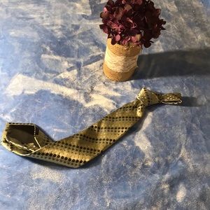 Van Heusen polka dots tie. 100% Silk